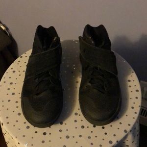 Nike Kyrie 2 triple black sneakers